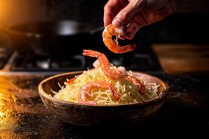 Po co coraz więcej osób wrzuca krewetki do ziemniaków? Kucharze zatrzymują się na chwilę, by wyjaśnić