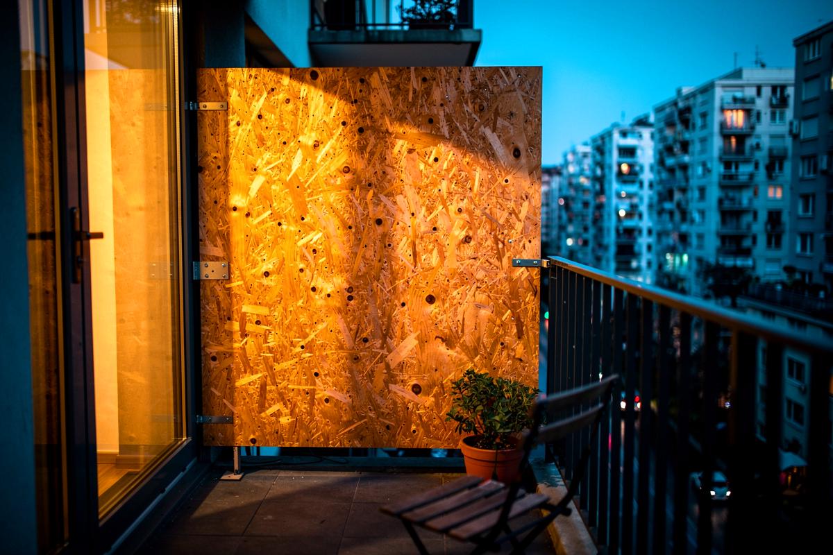 Tajemnicze przyciąganie sklejki na balkonach, architekci tłumaczą, dlaczego to robią